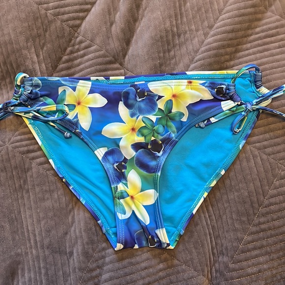 Takini swim Top and Bikini Bottom - Picture 3 of 5